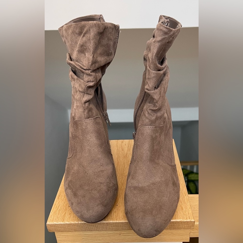 Mid calf suade boots. Dark taupe color.